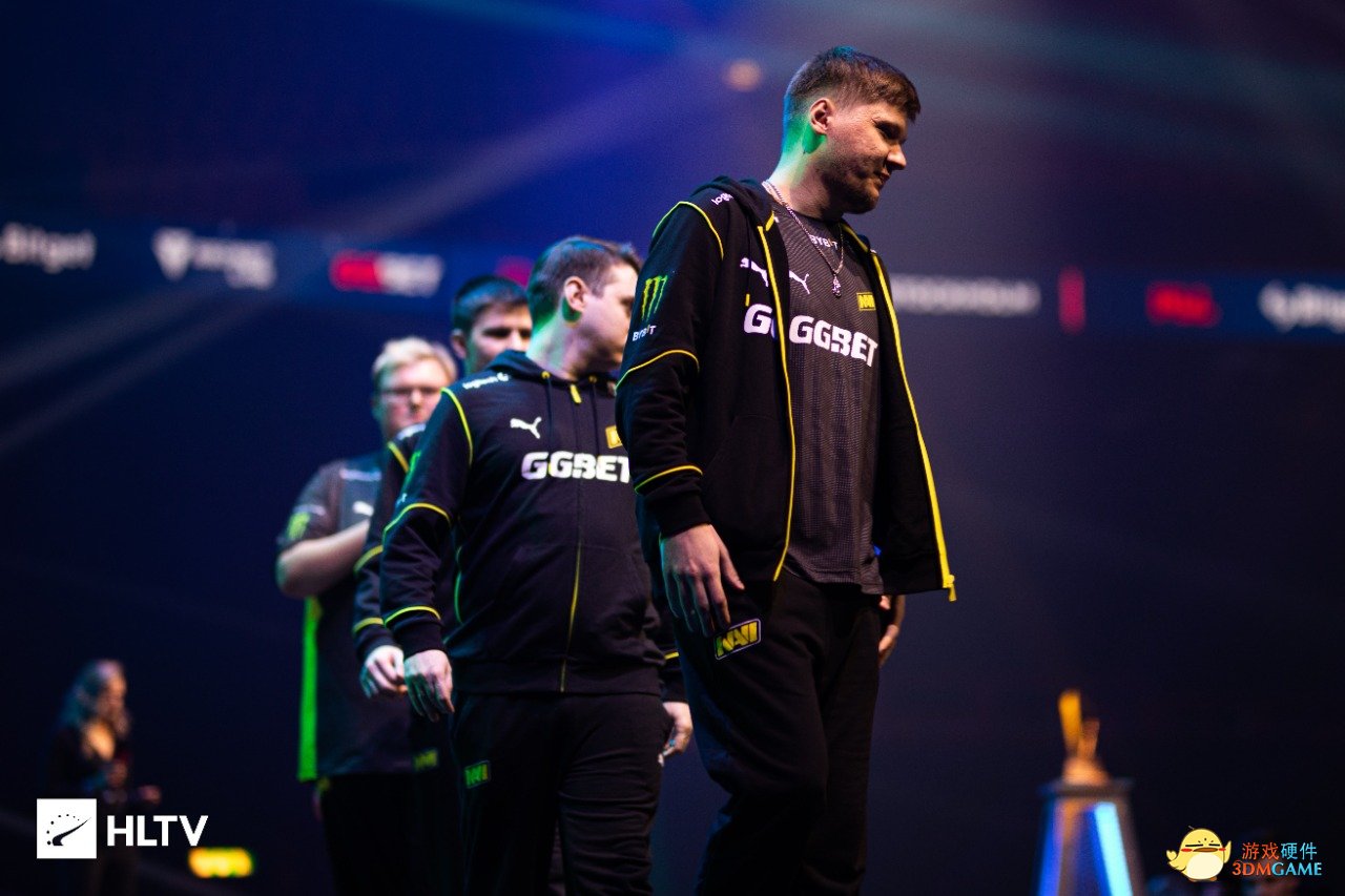 和个人在球 和个人在球